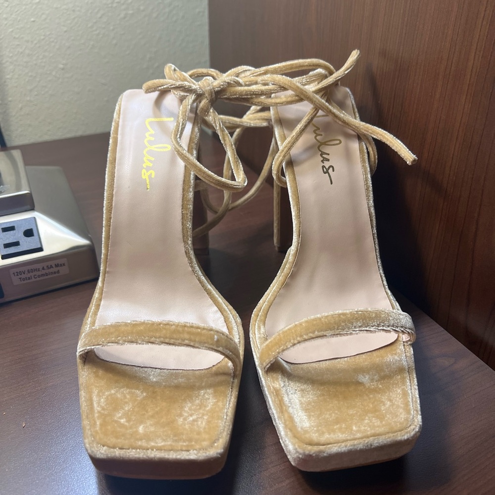 Lulu’s Guesty Pale Gold Velvet Lace Up Open Toe Nlafe Heeled Sandals Size 7.5